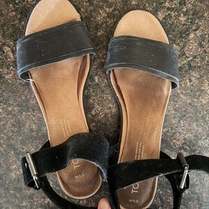 Tom’s 1” Black Heel Strap Sandals Womens 9.5
